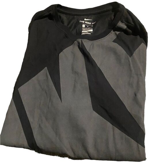 The Nike Tee size CL athletic cut dri-fit excellent condition - Picture 1 of 2